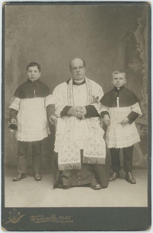 Ksiądz Józef Szafnicki z ministrantami