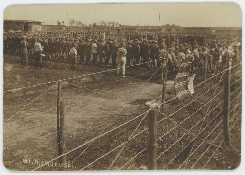 Plac apelowy w obozie jenieckim w Szczypiornie