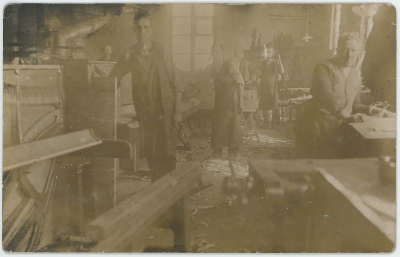 Wnętrze warsztatu w Parowej Fabryce Pianin i Fortepianów Braci K. i A. Fibiger