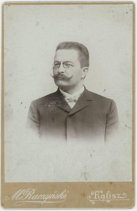 Mężczyzna w binoklach