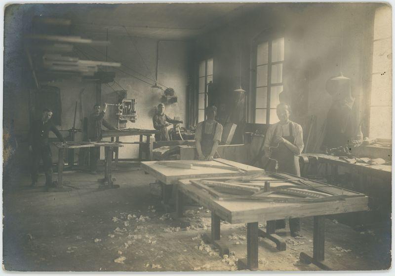 Wnętrze warsztatu w Parowej Fabryce Pianin i Fortepianów Braci K. i A. Fibiger
