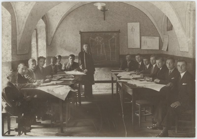 Uczestnicy kursu kroju i szycia przy Instytucie Doskonalenia Rzemiosła w Łodzi