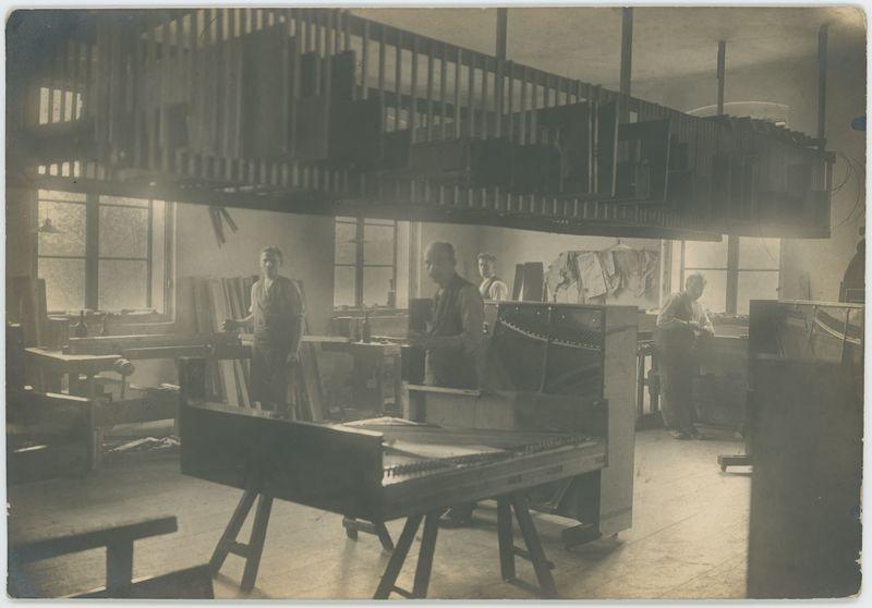 Wnętrze warsztatu w Parowej Fabryce Pianin i Fortepianów Braci K. i A. Fibiger