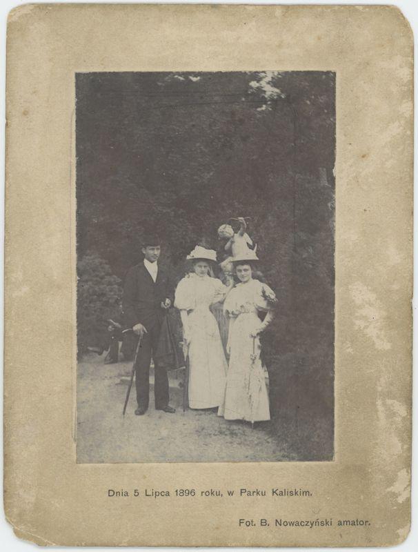 Dionizy i Janina  Wilkoszewscy z Anną Hryniewiecką na spacerze w kaliskim parku