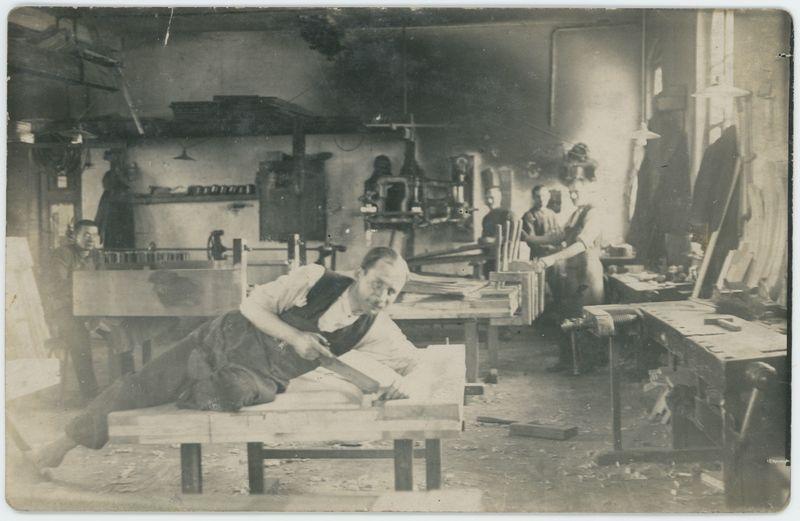 Wnętrze warsztatu w Parowej Fabryce Pianin i Fortepianów Braci K. i A. Fibiger