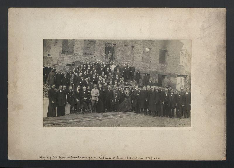 Grupa Posłów Sejmu Ustawodawczego w otoczeniu mieszkańców na gruzach zrujnowanego Kalisza d. 13-IV-1919r. 