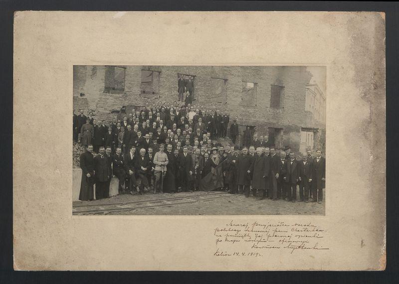 Grupa Posłów Sejmu Ustawodawczego w otoczeniu mieszkańców na gruzach zrujnowanego Kalisza d. 13-IV-1919r. 