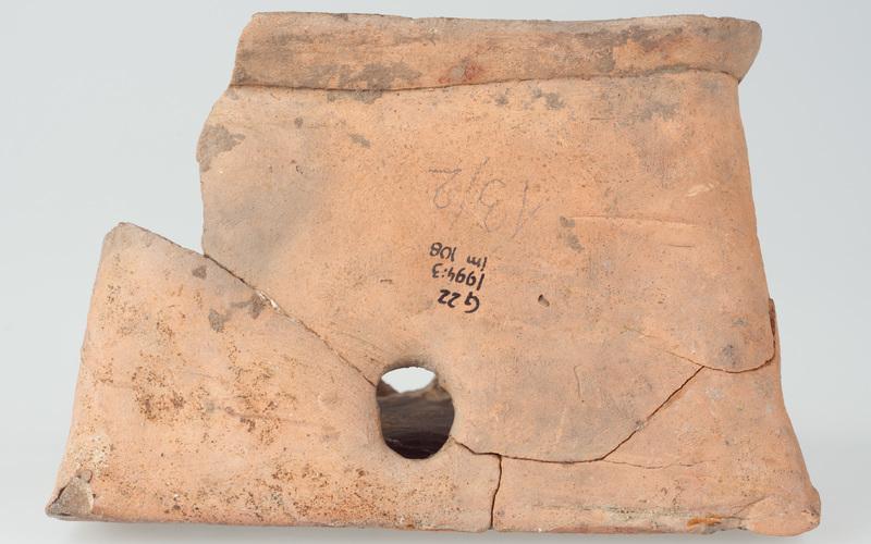 Kafel z gryfem w tarczy herbowej