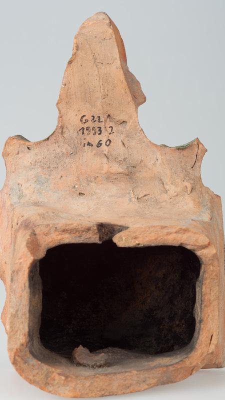 Kafel z sierpem księżyca z ludzką twarzą w otoczeniu gwiazd i z częścią w formie lilii