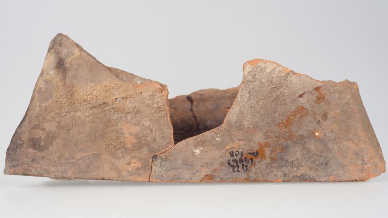 Kafel z ornamentem cekinowo-perłowym