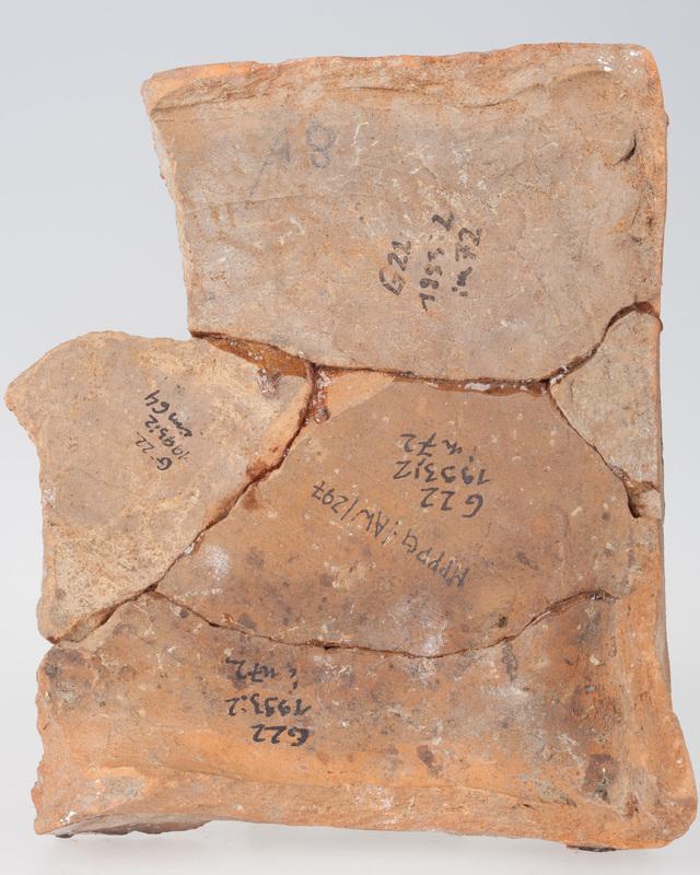 Kafel z herbem w kartuszu