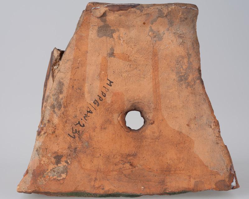 Kafel z postacią kobiety w arkadzie zamku z okrągłym przedmiotem w dłoni