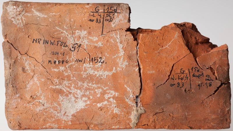 Płytka z wyobrażeniem gryfa