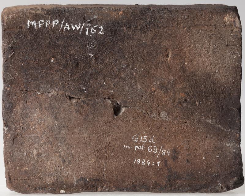 Płytka z wyobrażeniem gryfa bez rozet