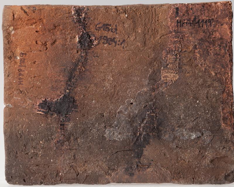 Płytka z wyobrażeniem gryfa w otoczeniu elementów roślinnych