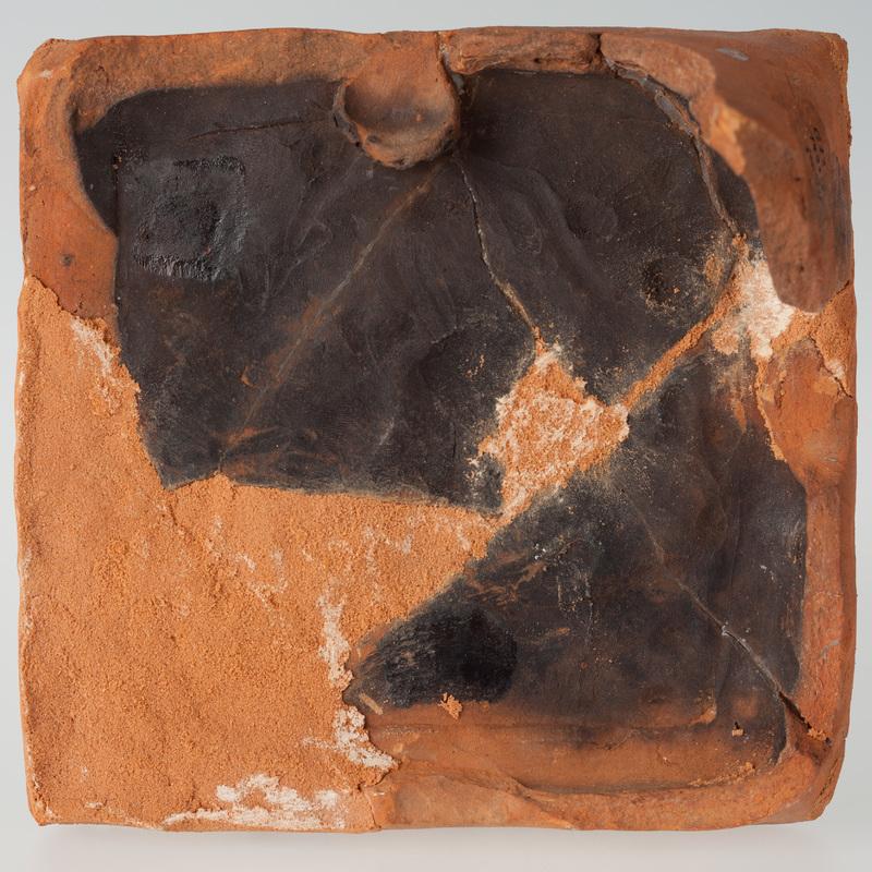 Kafel z wyobrażeniem syreny w koronie z dwoma ogonami w tarczy herbowej