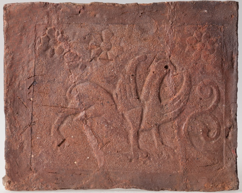 Płytka z wyobrażeniem gryfa w otoczeniu elementów roślinnych