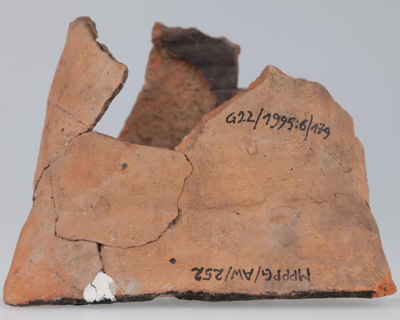 Kafel z wizerunkiem jelenia z koroną na szyi