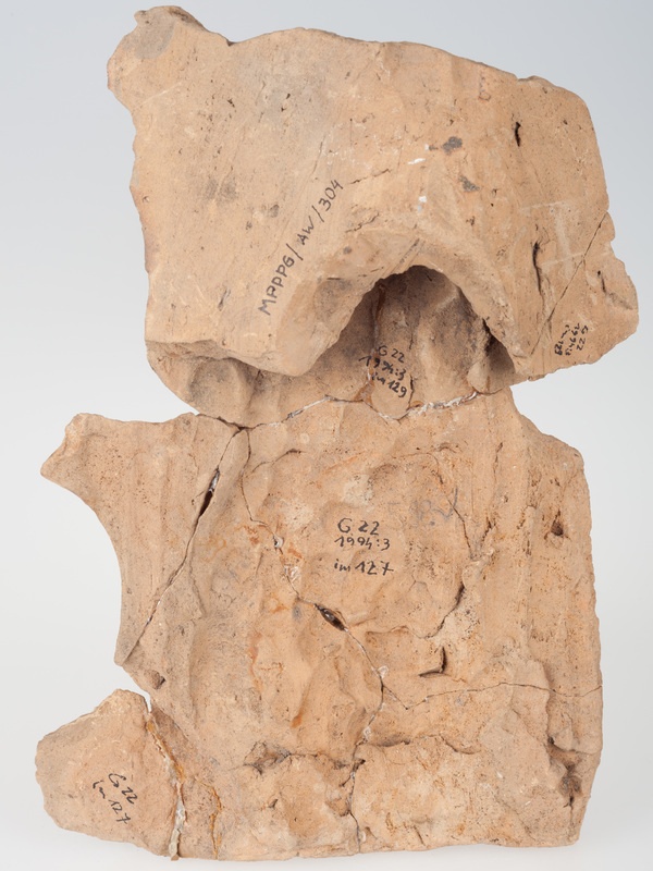 Kafel z postacią młodzieńca w męskim stroju renesansowym