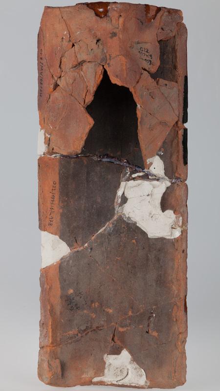 Kafel z sylwetką psa w maswerku