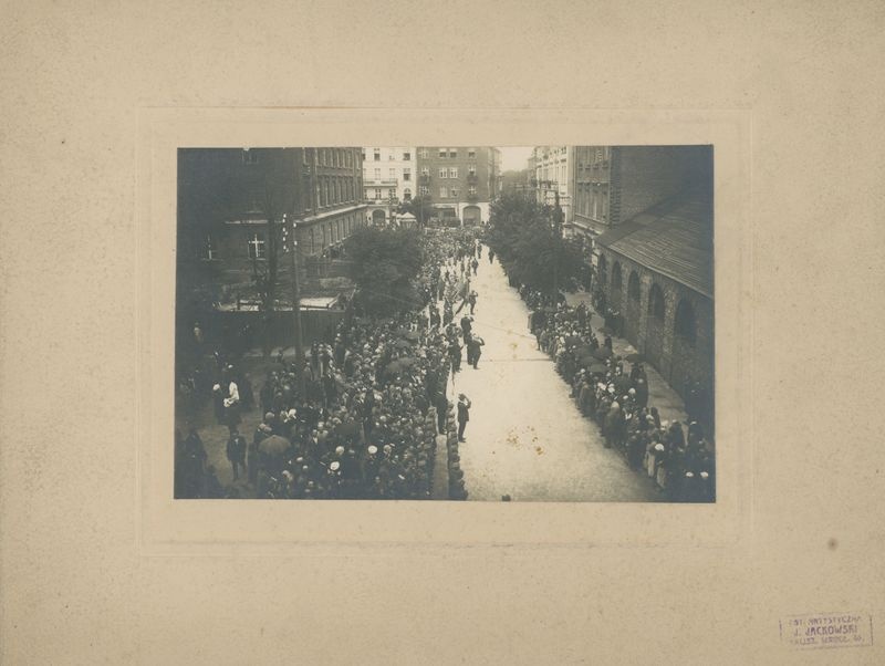 Uroczystości przed budynkiem Kaliskiej Ochotniczej Straży Pożarnej