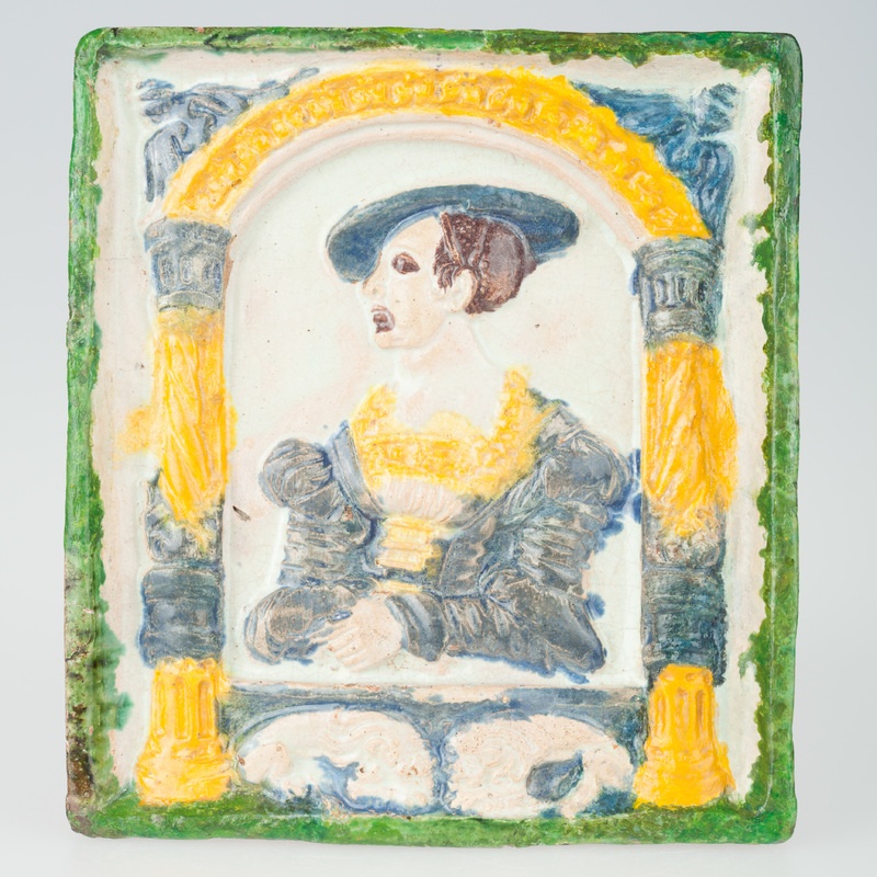 Kafel z postacią w arkadzie w stroju renesansowym