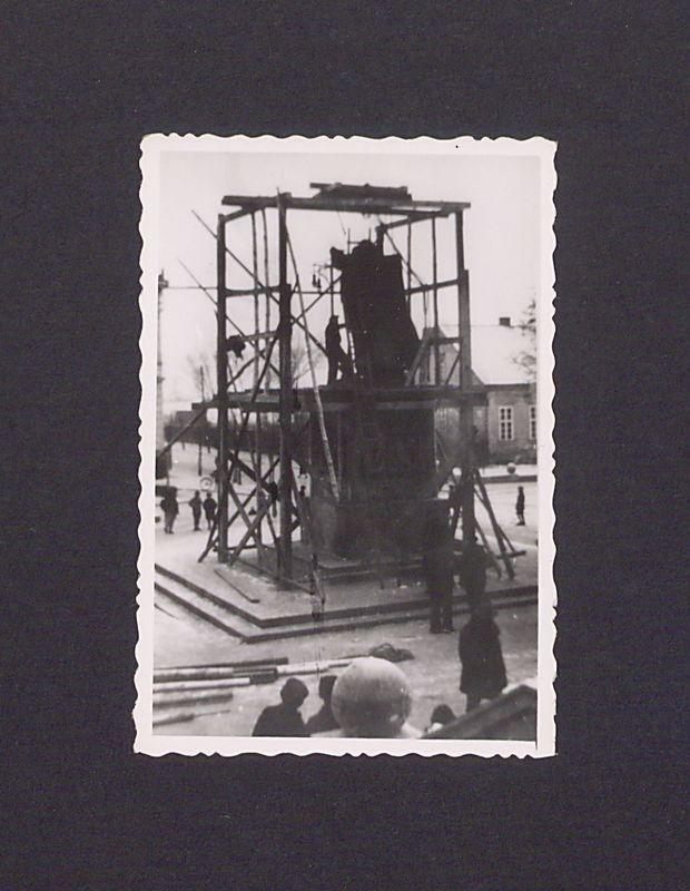 Montaż pomnika Bolesława Chrobrego wg projektu Marcina Rożka, na placu przed katedrą w Gnieźnie.