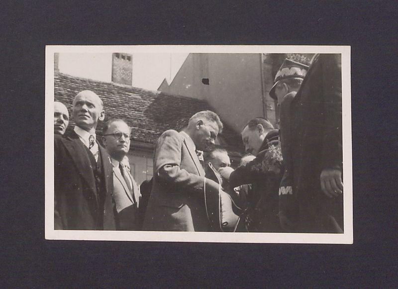 Bolesław Bierut przypina do poduszki Order Odrodzenia Polski „Polonia Restituta”.