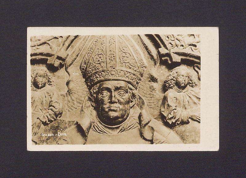 Wizerunek arcybiskupa Zbigniewa Oleśnickiego na płycie nagrobnej w katedrze.