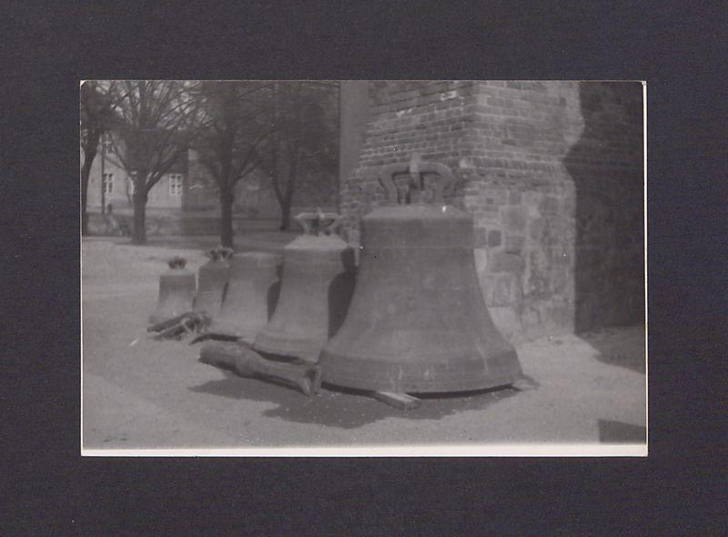 Dzwony ustawione w rzędzie przed północną wieżą katedry.