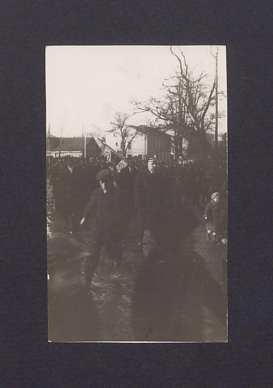 17 rocznica powstania wielkopolskiego w Gnieźnie. Powrót uczestników uroczystości z cmentarza św. Piotra, przemarsz ul. Świętokrzyską, tuż za zakrętem.