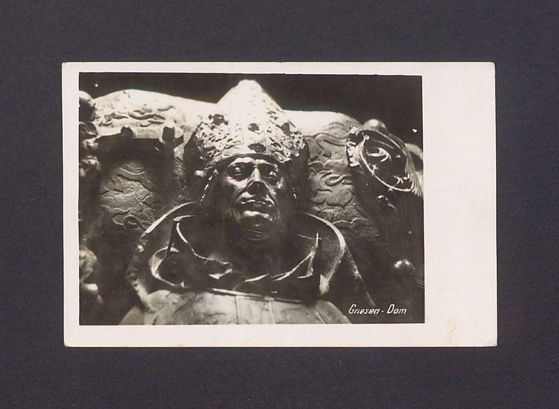 Wizerunek arcybiskupa Zbigniewa Oleśnickiego na płycie nagrobnej w katedrze.