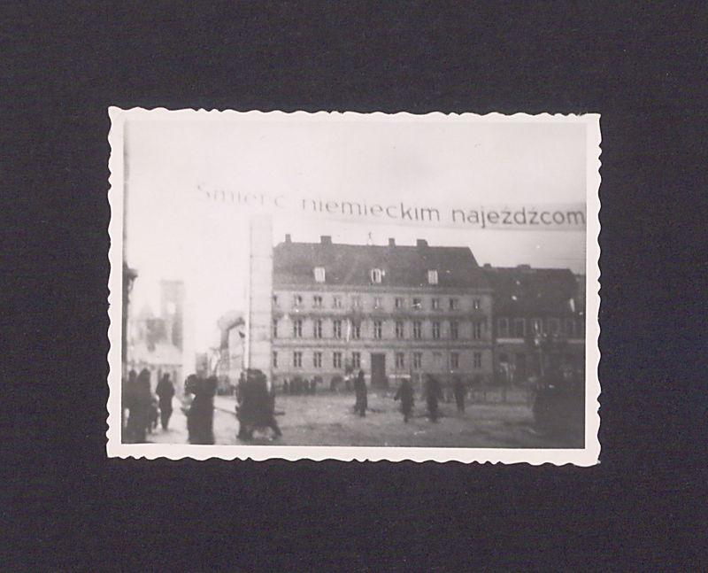 Manifestacja. Fragment rynku z widokiem na katedrę.