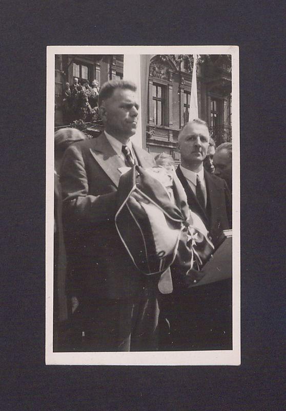 Prezentacja odznaczenia Orderem Odrodzenia Polski.