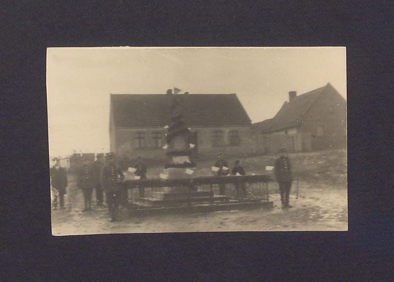 17 rocznica powstania wielkopolskiego w Zdziechowie. Pomnik i warta honorowa.