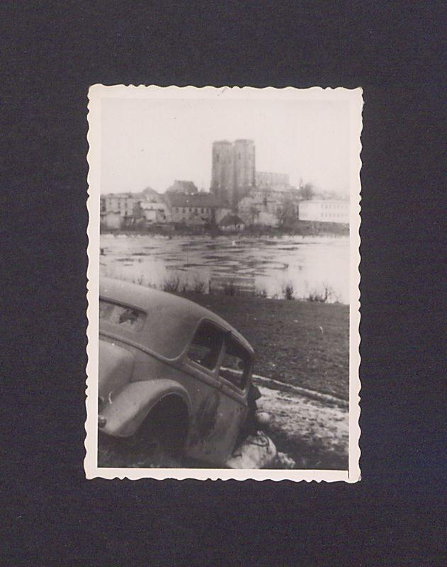 Gnieźnieńska katedra po spaleniu. Widok z zachodniego brzegu jeziora Jelonek.