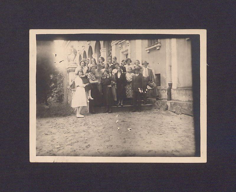 Grupa słuchaczy na schodach Uniwersytetu Ludowego w Dalkach pod Gnieznem.