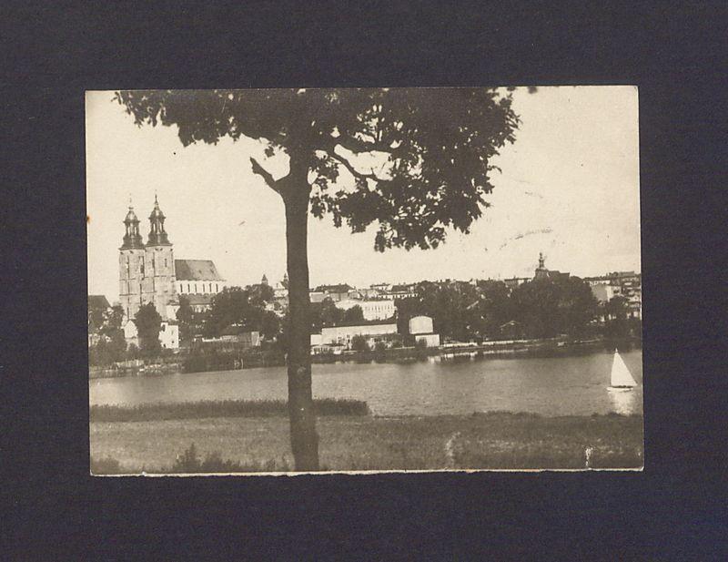 Widok na bazylikę w Gnieźnie od ul. Poznańskiej.