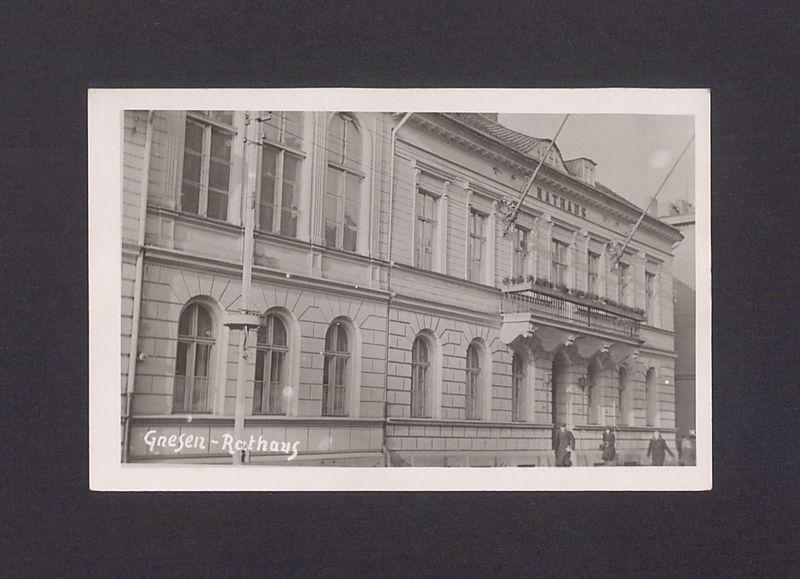 Front gnieźnieńskiego ratusza przy ul. Chrobrego.