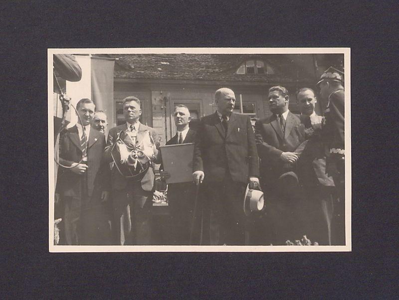 Prezentacja odznaczenia Orderem Odrodzenia Polski.