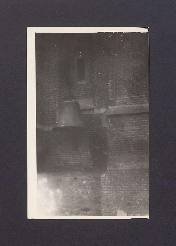 Dzwon "Wojciech" podczas zawieszania w północnej wieży katedry.