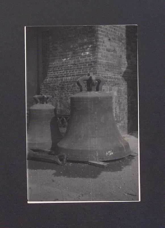 Dzwony ustawione w rzędzie przed północną wieżą katedry.