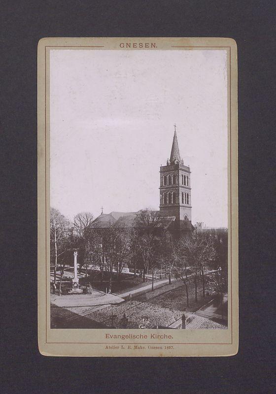 Kościół ewangelicki w Gnieźnie wraz z otaczającym go parkiem.