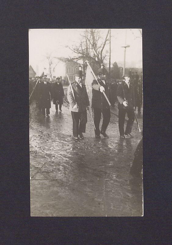 17 rocznica powstania wielkopolskiego w Gnieźnie. Powrót członków Bractwa Kurkowego z cmentarza św. Piotra, przemarsz ul. Świętokrzyską, tuż za zakrętem.