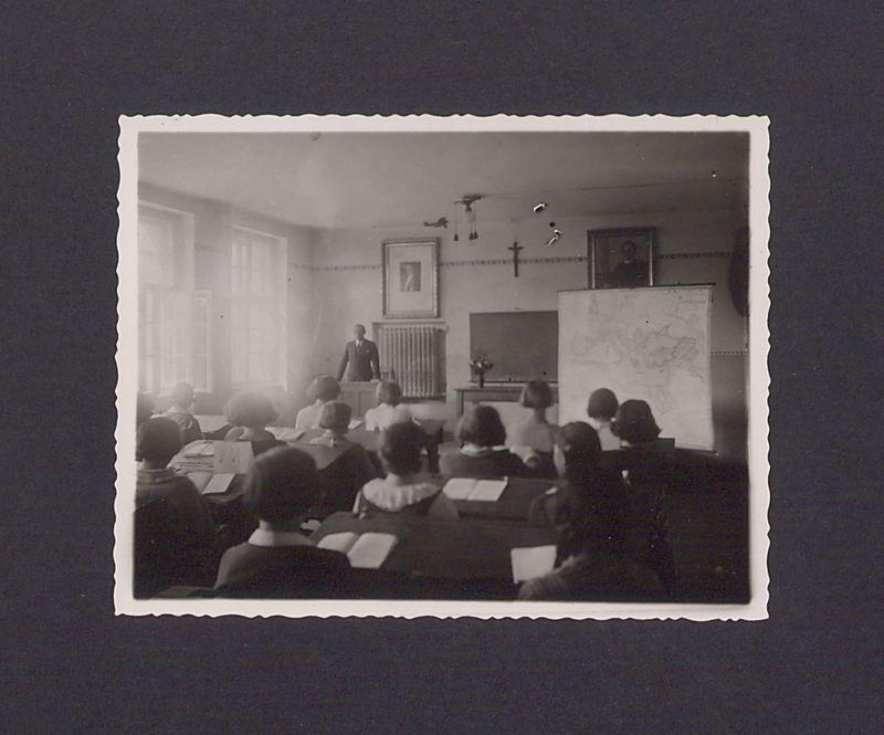 Zajęcia z historii w sali wykładowej Uniwersytetu Ludowego w Dalkach pod Gnieznem.