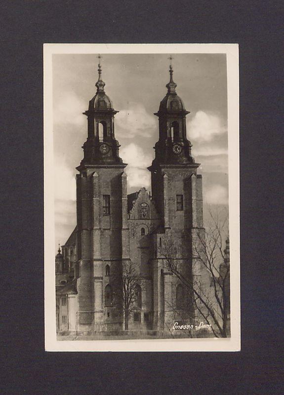 Widok na wieże katedry od północno-zachodniej strony.