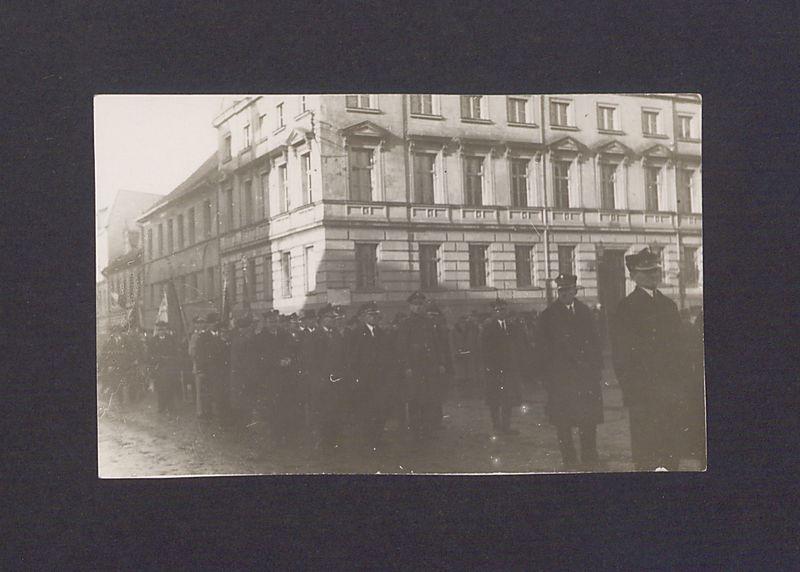 17 rocznica powstania wielkopolskiego w Gnieźnie. Powrót 
uczestników z cmentarza i przemarsz ul. Tumską na Rynek.
