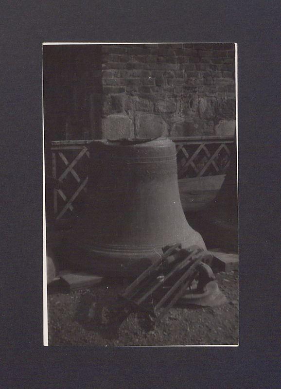 Dzwon "Wojciech" tuż przed rozpoczęciem akcji zawieszania w północnej wieży katedry.