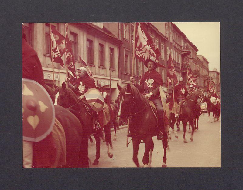 Jarmark Bartłomiejski. Grupa wojów na koniach na ul. Chrobrego.
