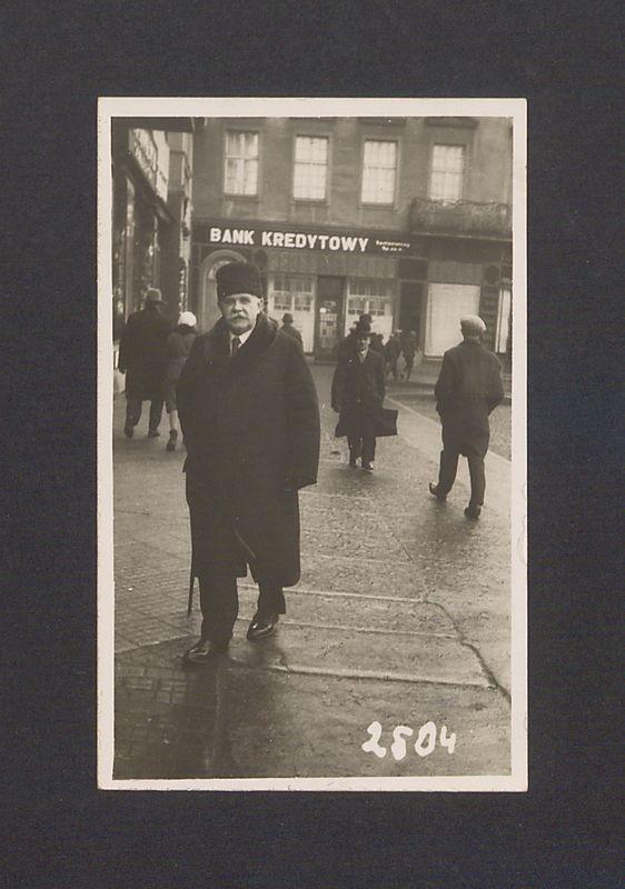 Józef Przybyszewski na tle Banku Kredytowego.